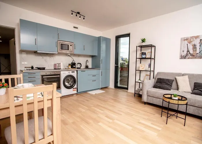Free Parking- Newly Built Apartment