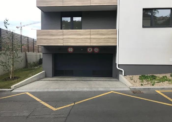 Free Parking- Newly Built Apartment